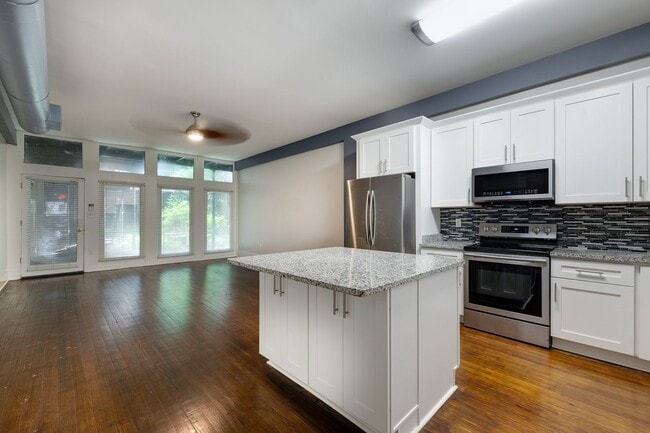 Building Photo - 1 bedroom, 1 bath updated condo in downtow...