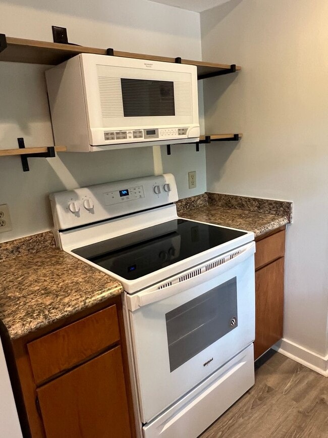 Building Photo - Half Off First Full Month's Rent! Unfurnis...