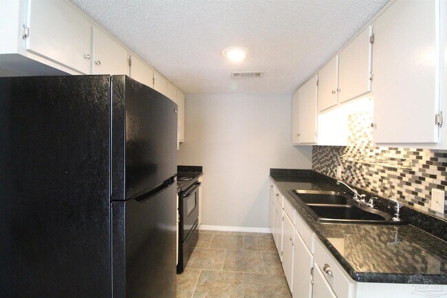 Building Photo - 416 Waycross Ave