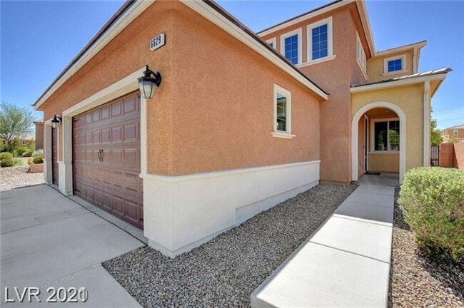 Building Photo - Gated community - 4 bedrooms - 3 baths