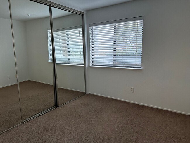 Building Photo - Perfect blend of convenience and comfort 2/2 San Mateo