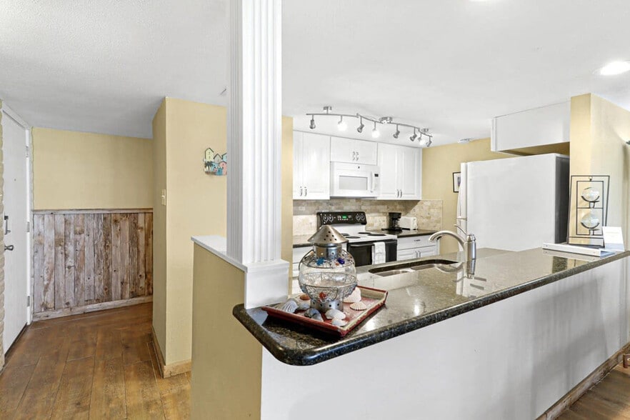 Building Photo - 1421 Eleventh Street-SI ID1023214P