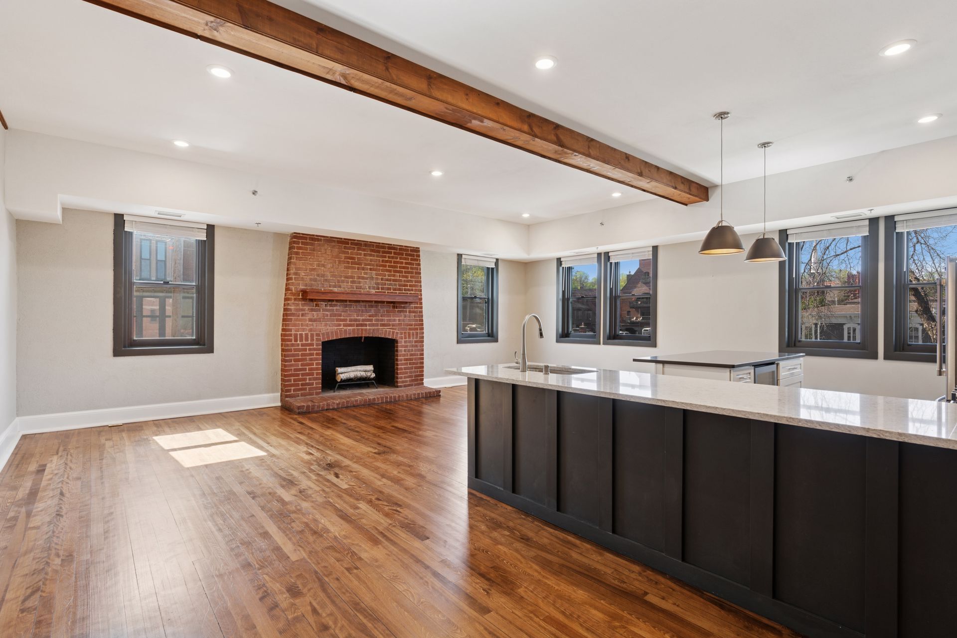 Building Photo - 107 Chestnut St E