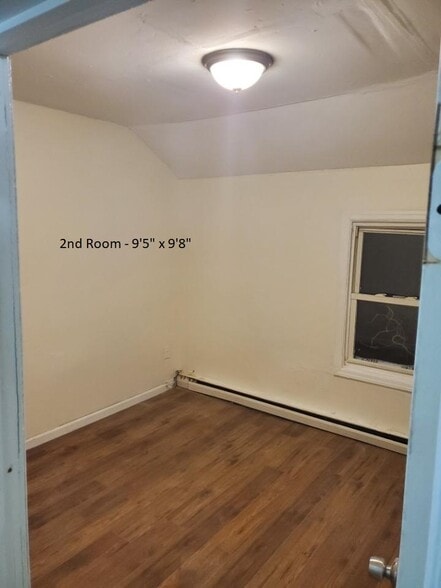 2d room 9ft 5 in x 9ft 8in - 20 Patch St