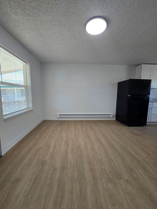 Building Photo - Freshly Remolded 2 Bedroom Apartment Move-...