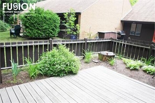 Building Photo - 8 Cedar Glen N