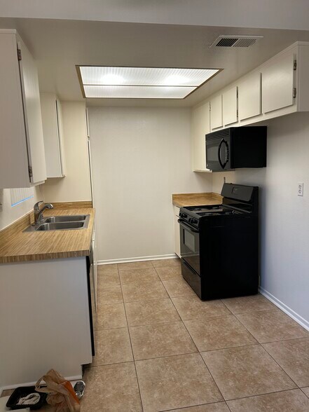 Building Photo - 1975 Boisseranc Ln