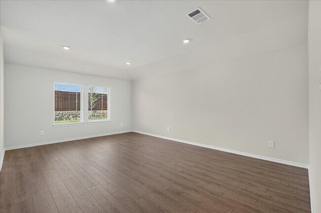 Building Photo - 717 Sweet Pea Dr