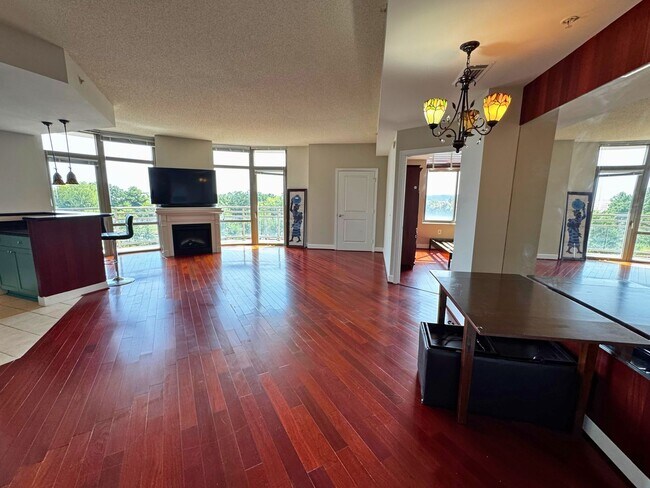 Building Photo - Luxury Fully Furnished 2BR/2BA Corner Cond...
