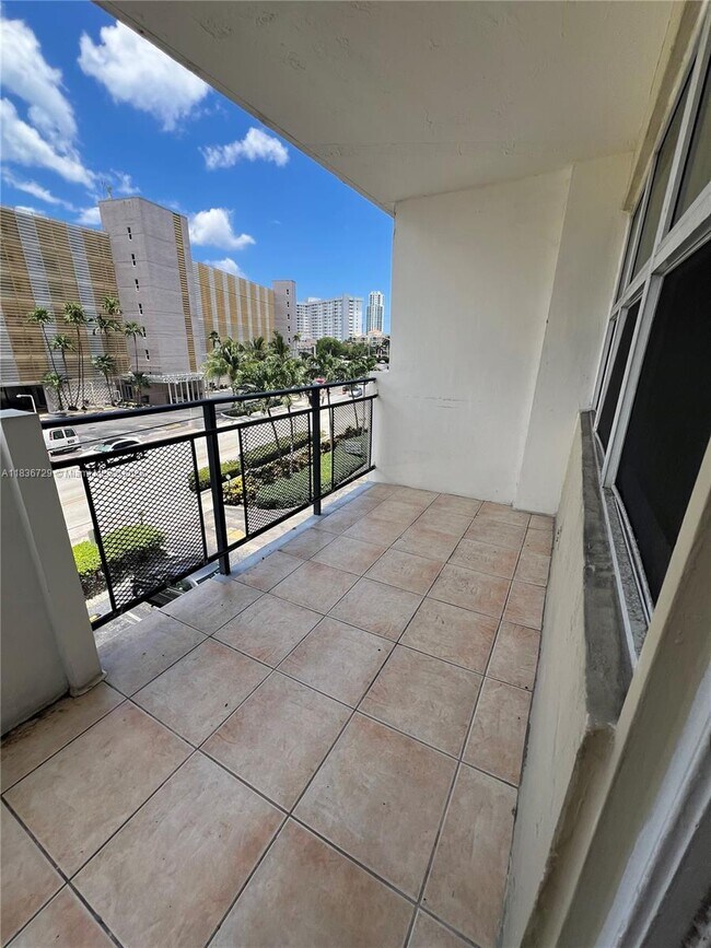 Building Photo - 401 Golden Isles Dr