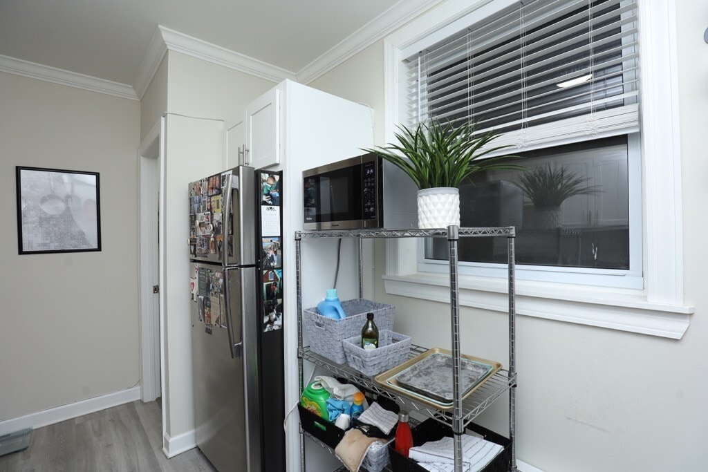 Building Photo - 644 W Roscoe St