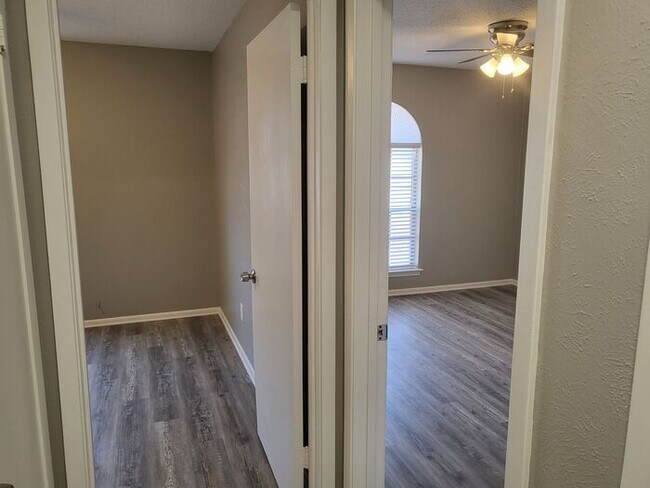 Building Photo - 6708 Robindale Rd