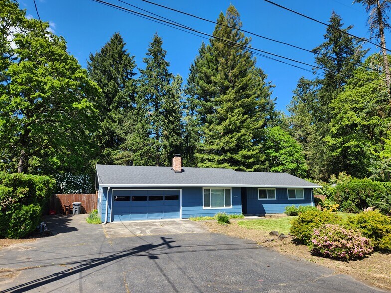 Huge paved driveway with RV parking - 4061 NE Brogden St