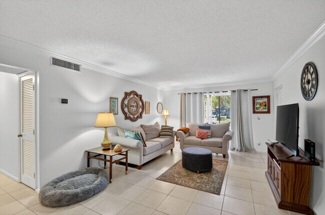 Building Photo - 9810 Pineapple Tree Dr