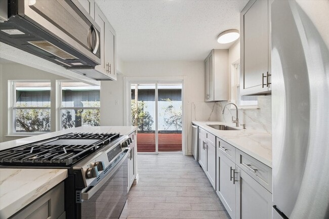 Building Photo - 9327 Crescent Moon Dr