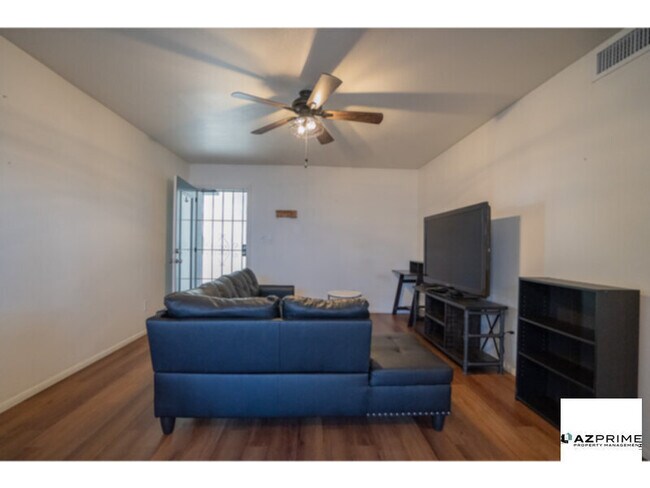 Building Photo - Discover this Lovely 1/1 Phoenix Condo!