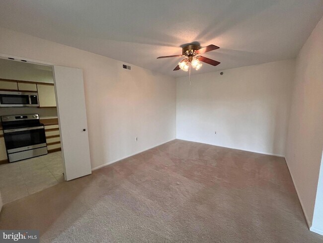 Building Photo - 15100 Interlachen Dr