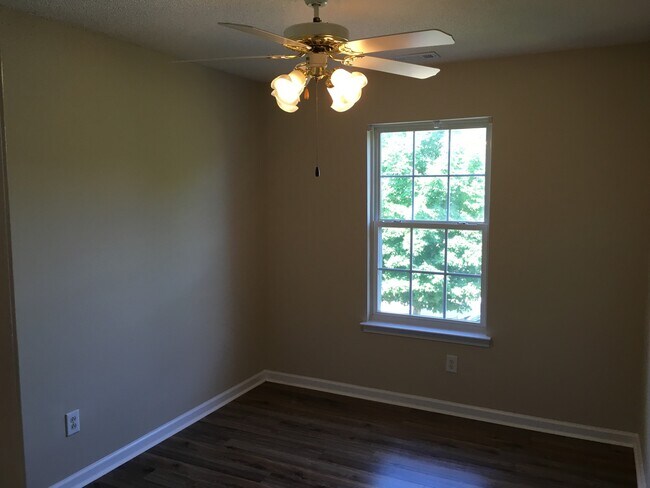 Building Photo - 404 Commons Dr
