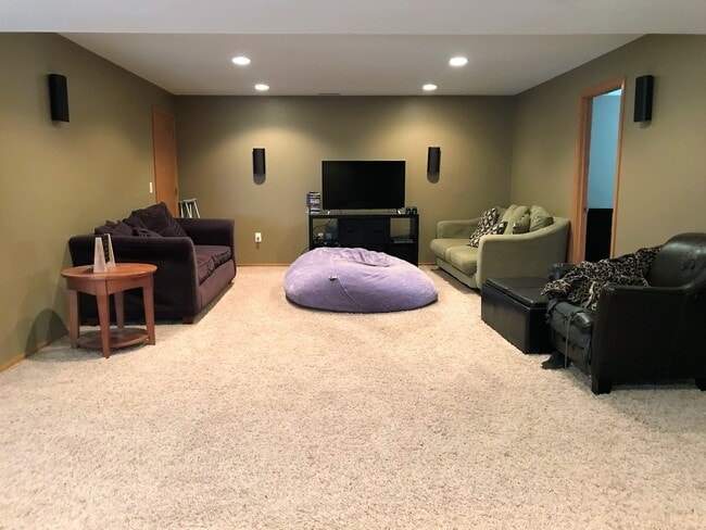 Building Photo - Fenced-in Yard + West Side of Manhattan + Washer & Dryer Included + 2-Car Garage! Available July ...