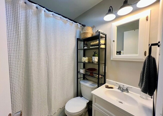 Building Photo - 806 S Walnut St