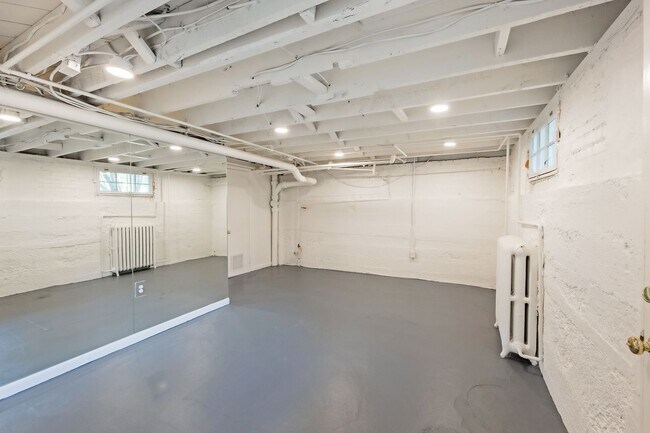 Building Photo - 4BR 3.5 BA Chevy Chase Gem is Move-in Read...