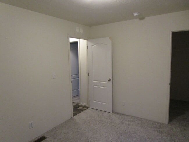 Building Photo - *PRICE IMPROVEMENT* Newer Spacious Home in Ochoco West Subdivision - Available Now!