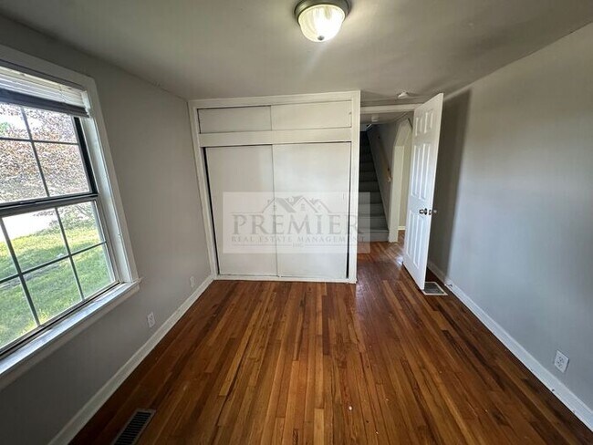 Building Photo - 10005 E 53rd St, Raytown, MO 64133- 3 bd / 1 ba house in Raytown Rent $1250