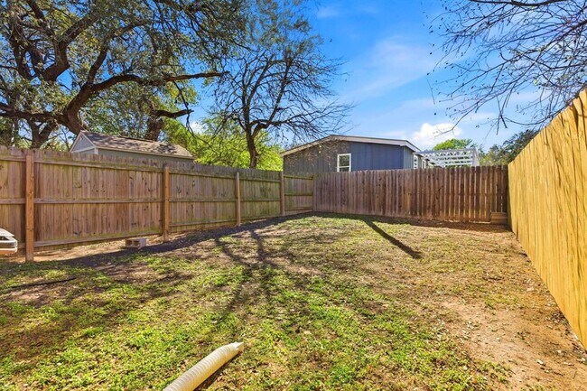 Building Photo - 823 N Commerce St