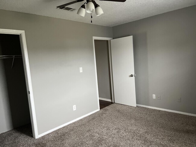 Building Photo - 1705 Deatsville Hwy