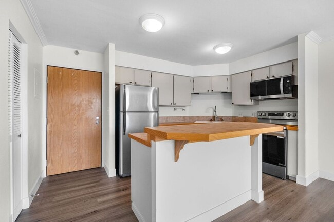 Building Photo - Spacious, Renovated Downtown Condo with Breathtaking Views of the City!