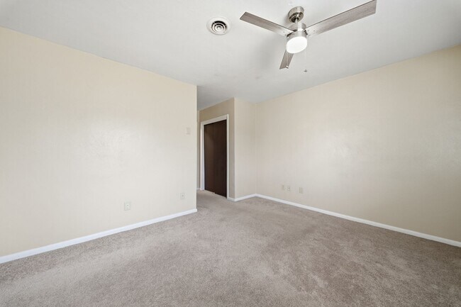 Building Photo - Spacious 4 bedroom/2 Bath Ranch Style Home