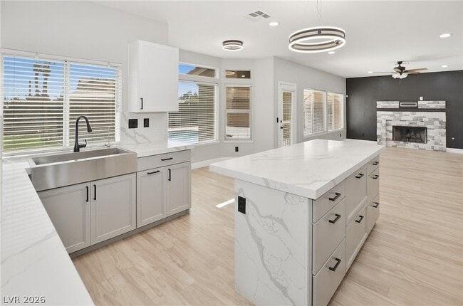 Building Photo - 747 Canyon Crest Dr