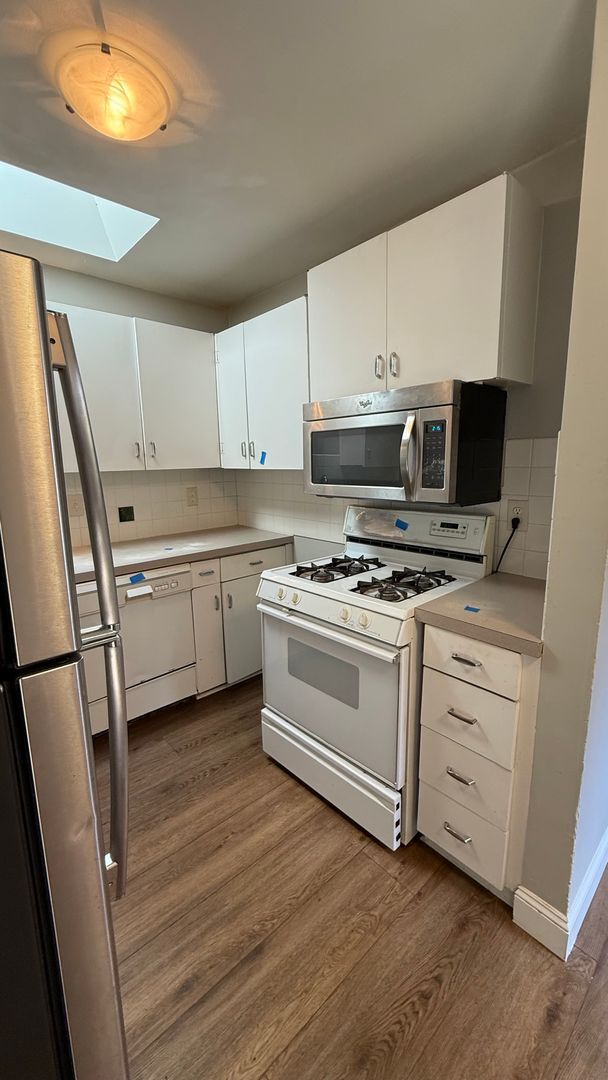 Building Photo - 2 bedroom Charming Single Family Home Multnomah Village Video Attached.