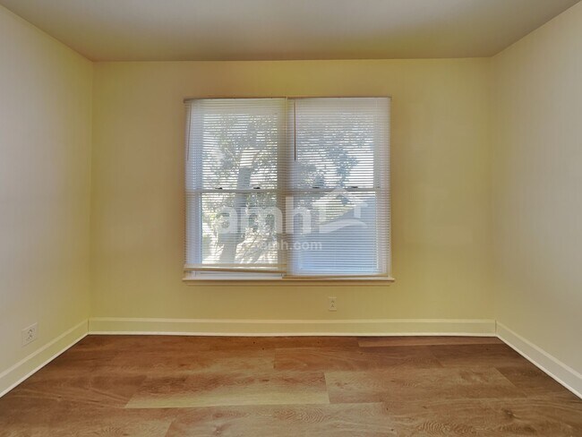 Building Photo - 7012 Poplar Creek Trce