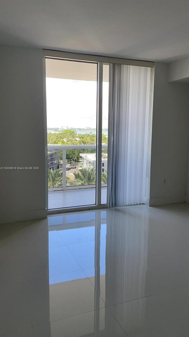 Building Photo - 10275 Collins Ave