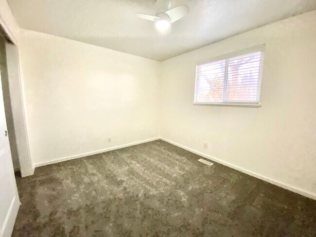 Building Photo - 4 Bedroom 2 Bath Home Boise North End