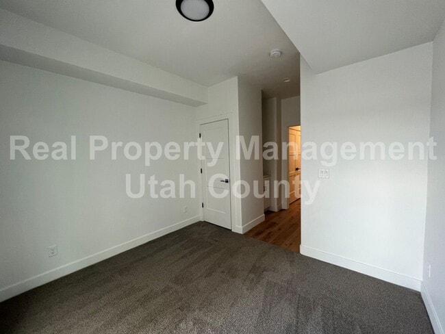 Building Photo - American Fork Town home small pet friendly