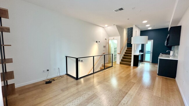 Building Photo - Spacious 3 Story 1 Bdrm+Den Townhome w/Pri...