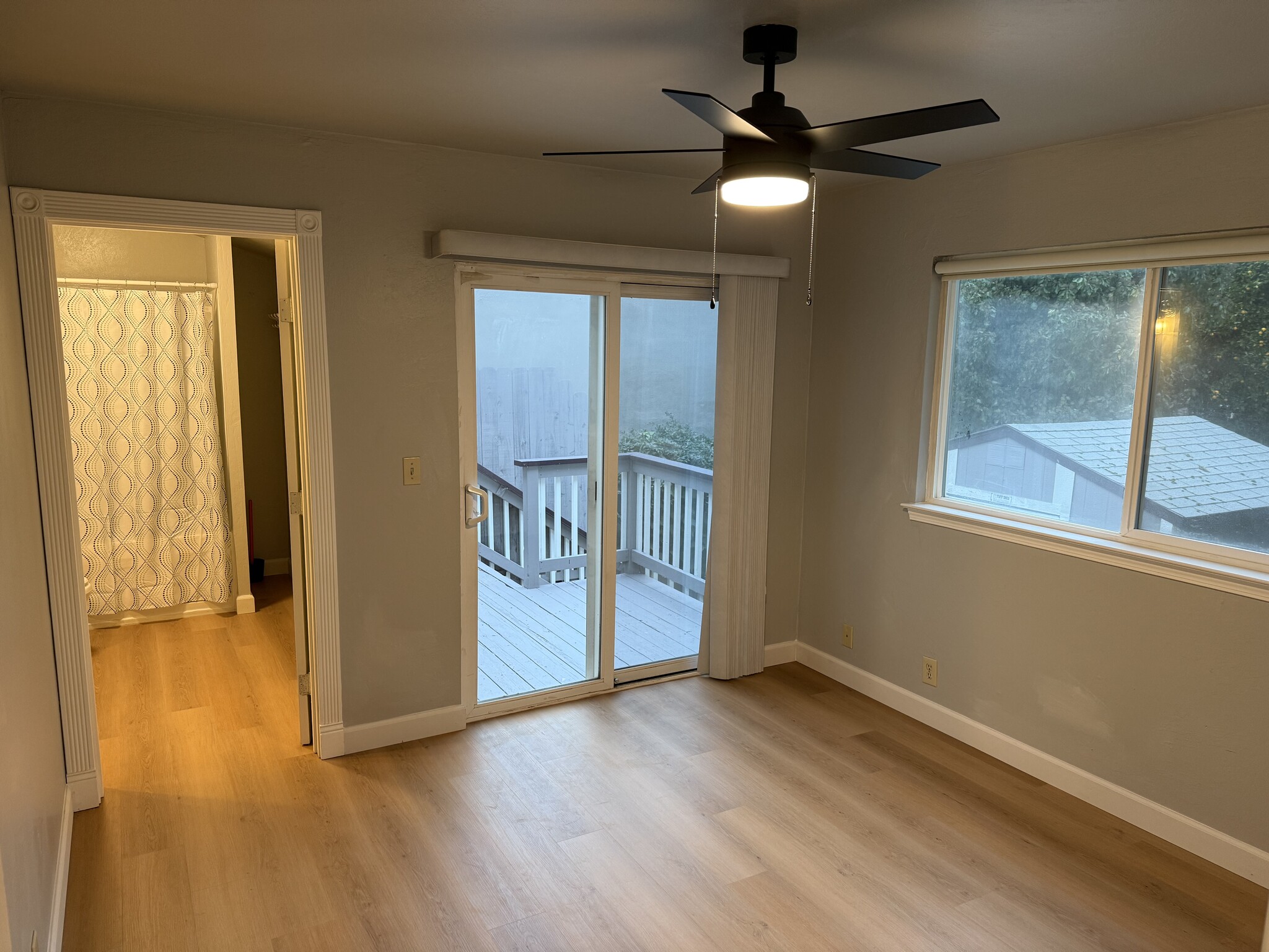 Building Photo - 1000 Figueroa St