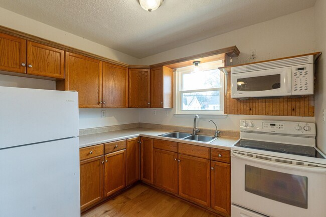 Building Photo - Two Bedroom Home For Rent!