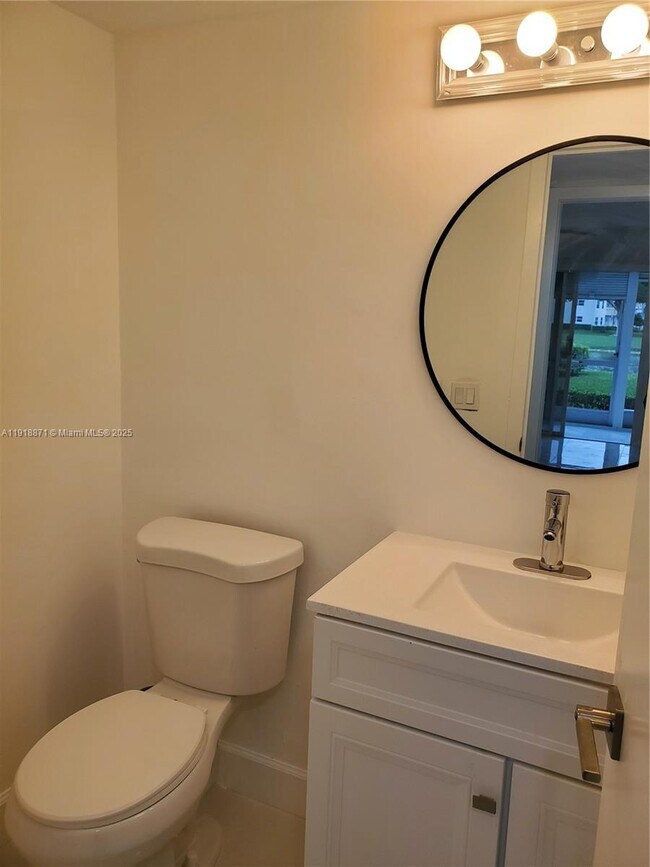 Building Photo - 1076 Cornwall D