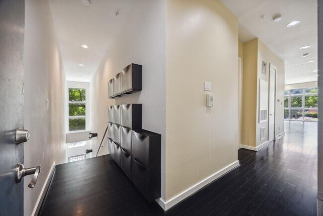 Building Photo - 207 Pierce St