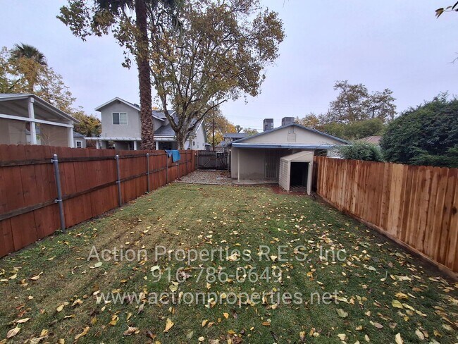 Building Photo - Central Roseville -Duplex 1 Bed, 1 Bath Duplex Large Fenced Yard, Gardener Included - No Laundry ...