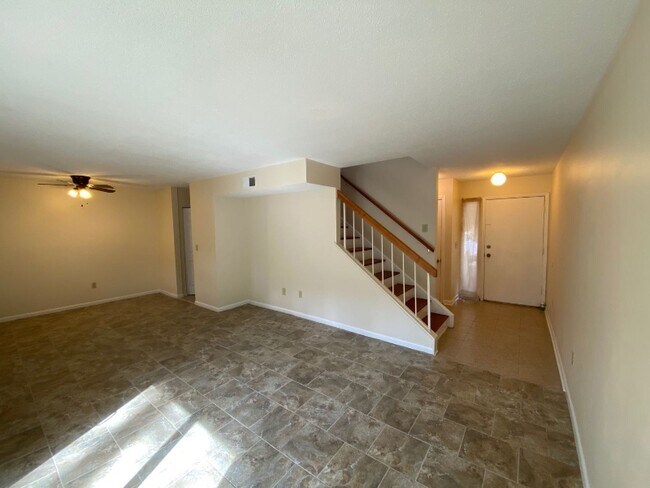 Building Photo - 449 Hickory Hill Dr