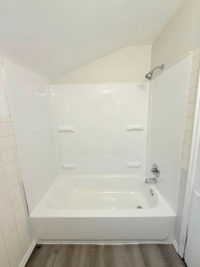 Building Photo - 472-474 Guylyn Dr