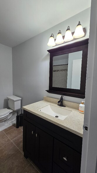 Building Photo - 808 Eves Dr