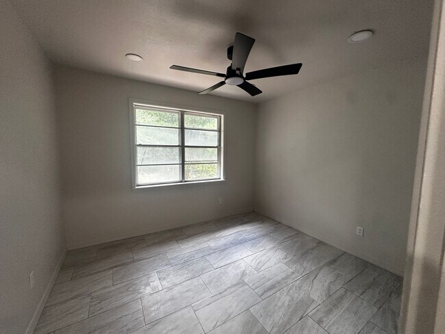 Building Photo - 2916 Brookline Dr