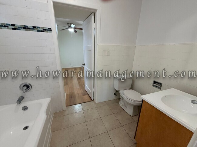 Building Photo - Cozy Single Family Home, Private Yard, Parking in Coveted West Side