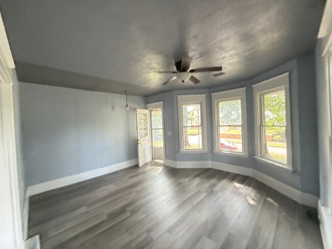 Building Photo - 2 bed room townhome (900$)