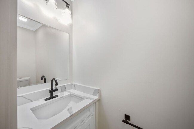 Building Photo - 5206 Vagas Dr